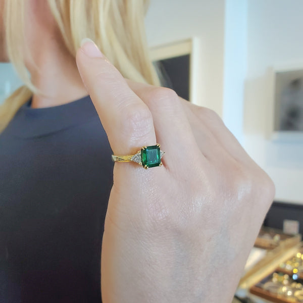 AGL CERTIFIED Classic Ring In 18Kt Gold With 2.52 Cts In Green Emerald & Diamonds