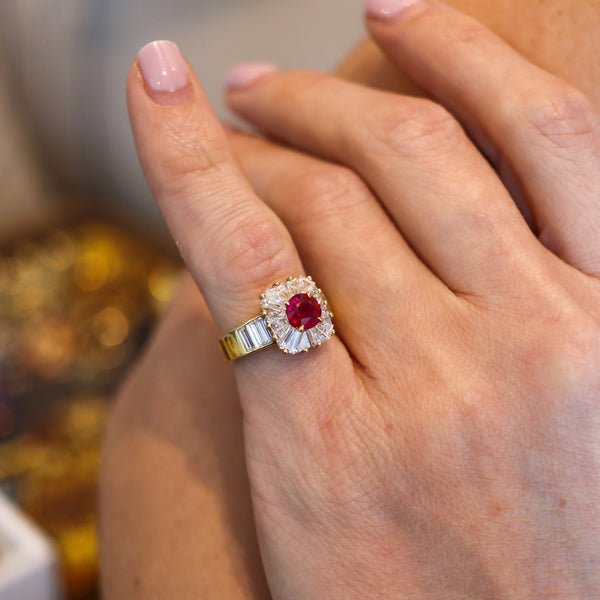 VAN CLEEF & ARPELS Cocktail Ring In 18Kt Gold With 3.42 Ctw Diamonds And Ruby