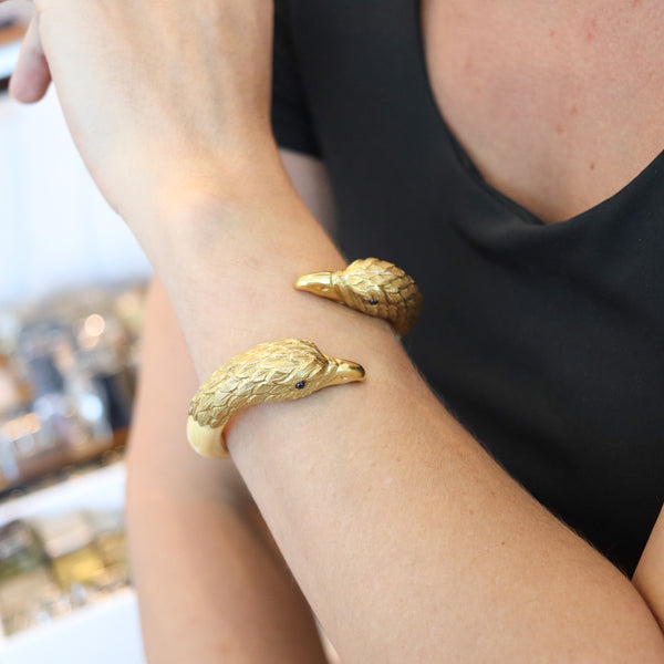 ITALIAN 1950 Eagles Retro Modernist Bracelet In 18Kt Yellow Gold With Blue Sapphires