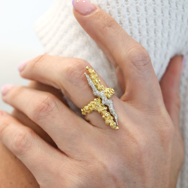 MODERNIST 1970 Sculptural Ring in Textured 18Kt Gold With European Diamonds