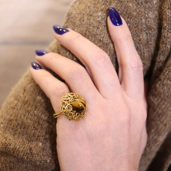 -Modernist 1970 Sculptural Cocktail Ring In 18Kt Gold With Tiger Eye
