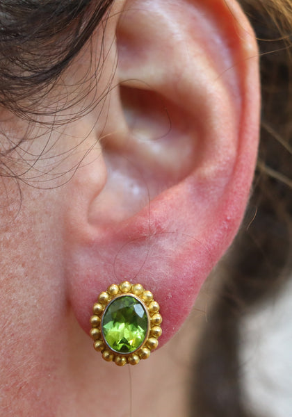 REINSTEIN ROSS Clips-On Earrings In Brushed 20Kt Yellow Gold With Peridots