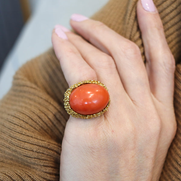 GREGORY MIKAELIAN 1970 Modernist Cocktail Ring In 18Kt Gold With Huge Coral