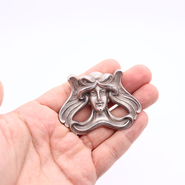 WILLIAM KERR & CO. 1900 Art Nouveau Brooch In Repousse .925 Sterling Silver