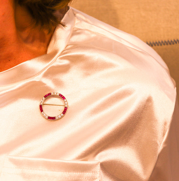 -Raymond Yard 1935 Art Deco Brooch In Platinum With 4.82 Ctw Rubies Diamonds