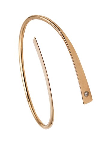 -Betty Cooke 1990 Asymmetrical Sculptural Bangle In 14Kt Gold With Diamond
