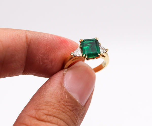 AGL CERTIFIED Classic Ring In 18Kt Gold With 2.52 Cts In Green Emerald & Diamonds