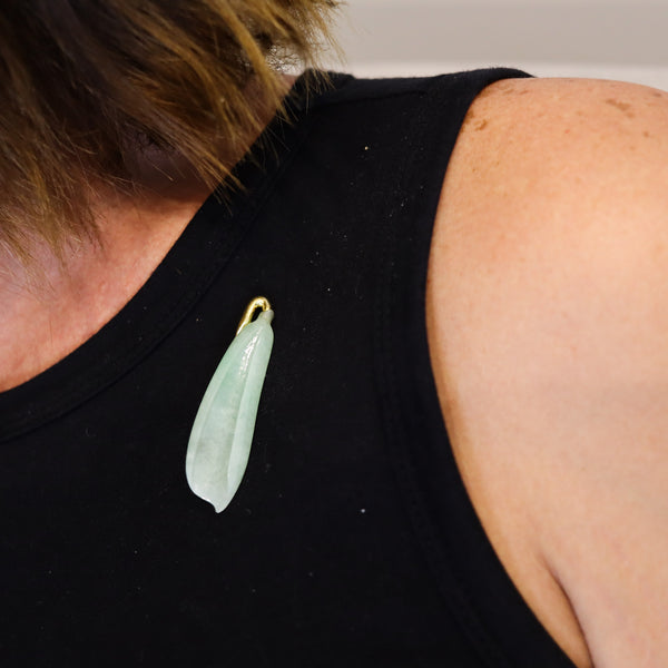 ANGELA CUMMINGS 1985 Bean Shaped Pendant Brooch In 18Kt Yellow Gold With Jadeite
