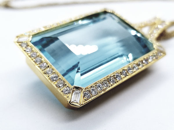 LARGE AQUAMARINE & DIAMONDS 18 KT YELLOW GOLD NECKLACE
