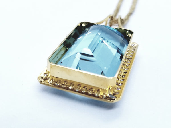 LARGE AQUAMARINE & DIAMONDS 18 KT YELLOW GOLD NECKLACE