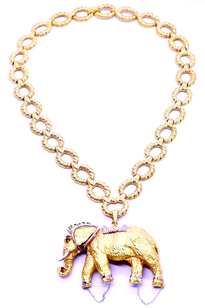 MASSIVE 18 KT GOLD SAUTOIR WITH A JEWELED ELEPHANT PENDANT