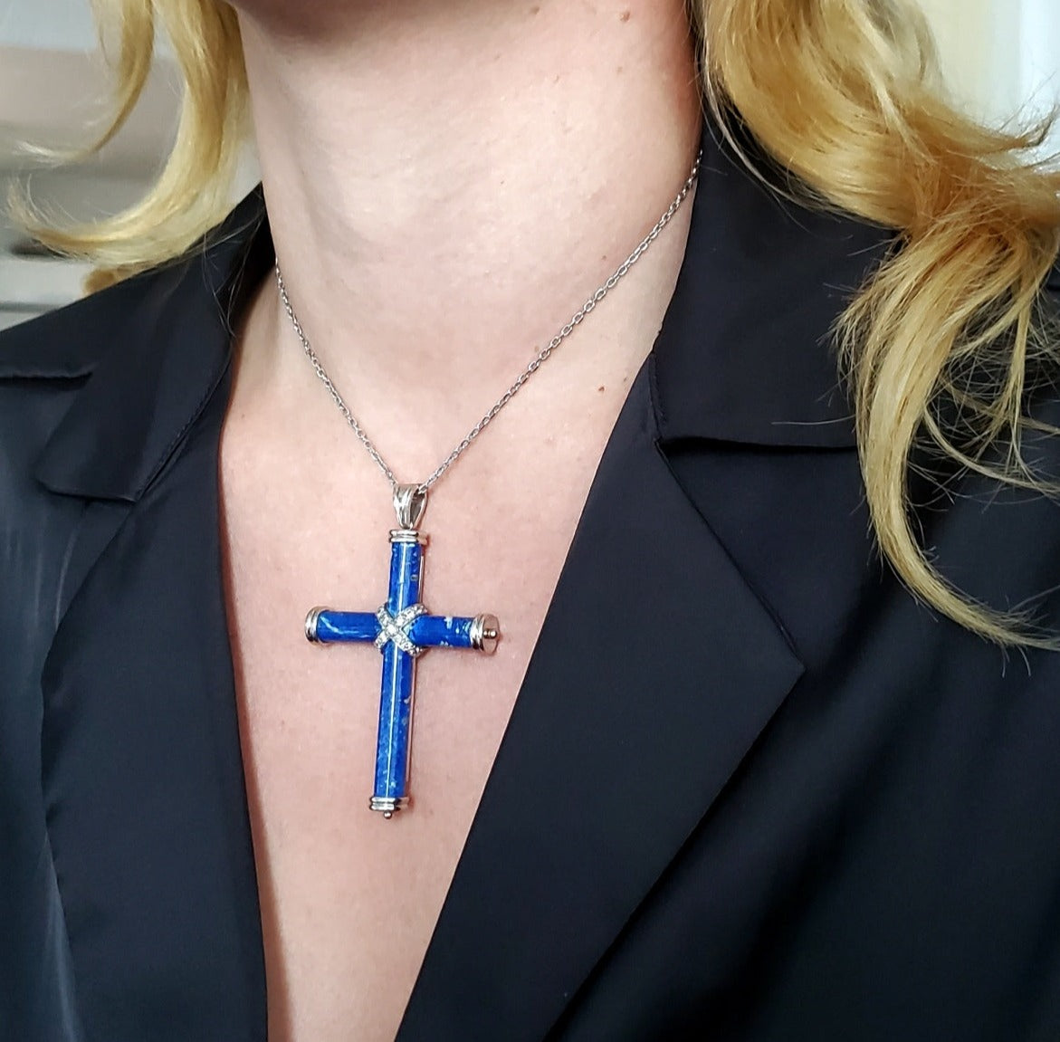 Classic Lapis Lazuli Cross Pendant In 18Kt White Gold With 1.02