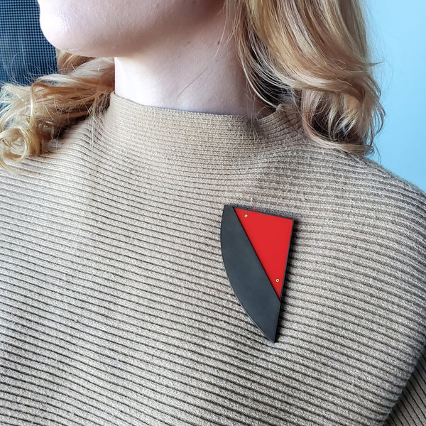 Thomas Gentille 1970 Geometric Red Lucite Brooch In 18kt Gold Bronze And Copper