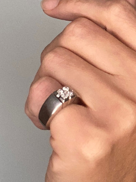 Van Cleefs And Arpels Paris Quatrefoil Ring In 18Kt White Gold With 5 VVS Diamonds