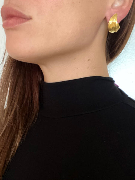 FRED PARIS 1960 Flames Curved Clips-On Earrings In Textured 18Kt Yellow Gold