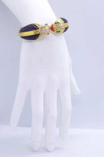 PARROTS BANGLE IN 18 KT WITH DIAMONDS, CARVED CORAL & AMETHYST