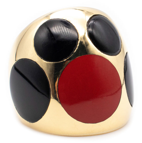 CARTIER, NEW YORK 1970 MODERNIST 18 KT RING WITH CORAL AND ONYX