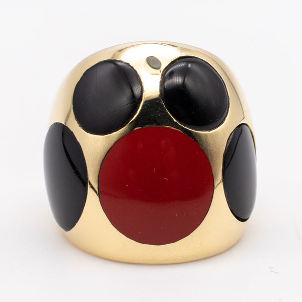 CARTIER, NEW YORK 1970 MODERNIST 18 KT RING WITH CORAL AND ONYX