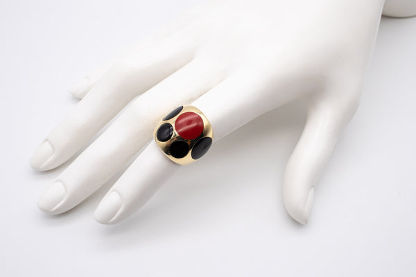 CARTIER, NEW YORK 1970 MODERNIST 18 KT RING WITH CORAL AND ONYX