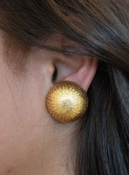 TIFFANY & CO. NEW YORK 1950 BUTTONS EARRINGS IN TEXTURED 18 KT YELLOW GOLD