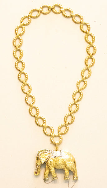 MASSIVE 18 KT GOLD SAUTOIR WITH A JEWELED ELEPHANT PENDANT