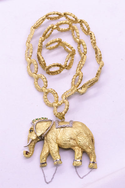 MASSIVE 18 KT GOLD SAUTOIR WITH A JEWELED ELEPHANT PENDANT