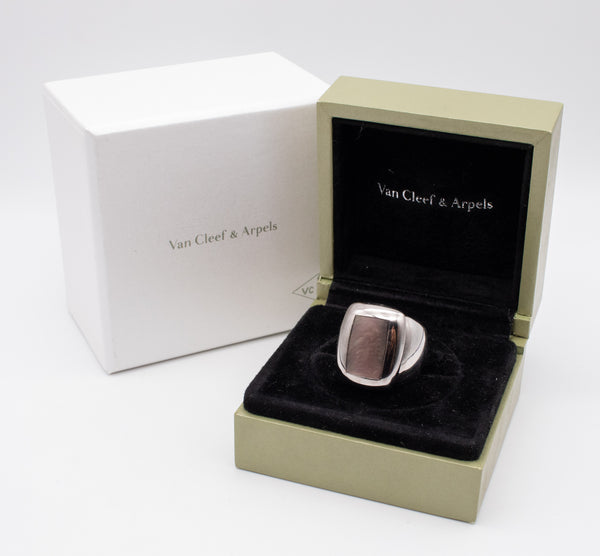 *Van Cleef & Arpels, Paris 18 kt white gold Babylon ring with gray nacre carving