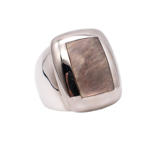 *Van Cleef & Arpels, Paris 18 kt white gold Babylon ring with gray nacre carving