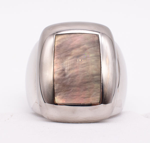 *Van Cleef & Arpels, Paris 18 kt white gold Babylon ring with gray nacre carving