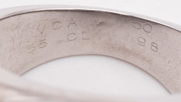*Van Cleef & Arpels, Paris 18 kt white gold Babylon ring with gray nacre carving