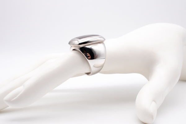 *Van Cleef & Arpels, Paris 18 kt white gold Babylon ring with gray nacre carving