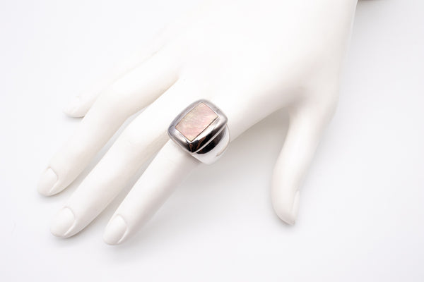 *Van Cleef & Arpels, Paris 18 kt white gold Babylon ring with gray nacre carving