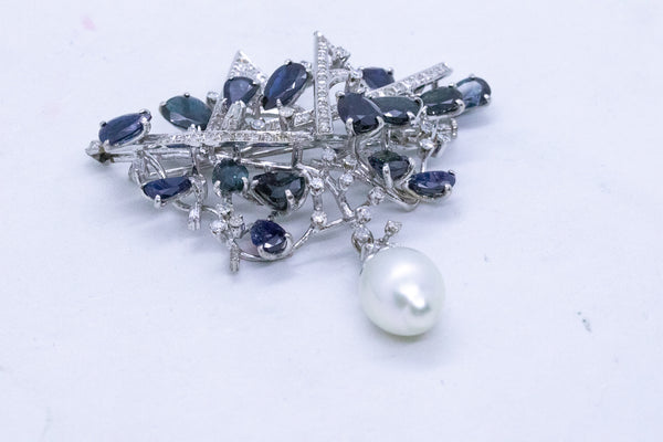 RETRO 18 KT BROOCH PENDANT WITH 24.43 Cts OF DIAMONDS, SAPPHIRES AND SAUCI PEARL