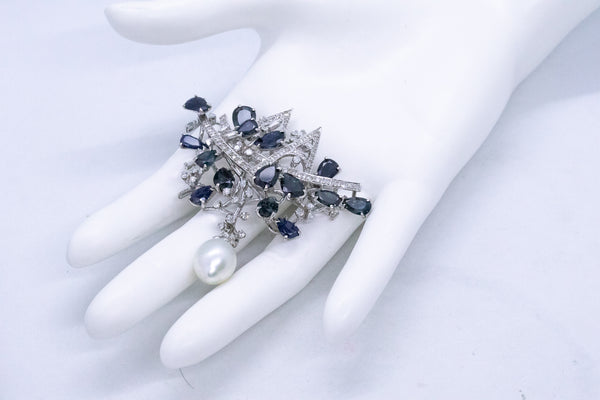 RETRO 18 KT BROOCH PENDANT WITH 24.43 Cts OF DIAMONDS, SAPPHIRES AND SAUCI PEARL