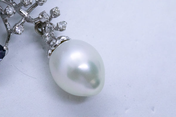 RETRO 18 KT BROOCH PENDANT WITH 24.43 Cts OF DIAMONDS, SAPPHIRES AND SAUCI PEARL