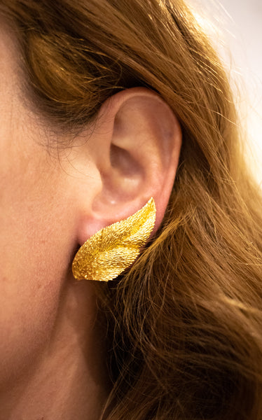 VAN CLEEF & ARPELS 1965 PARIS 18 KT GOLD HERISSON FEATHER EARRINGS