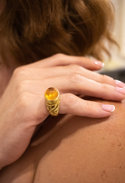 ANGELA CUMMINGS 18 KT GOLD RING WITH A 11.5 Cts MANDARIN GARNET