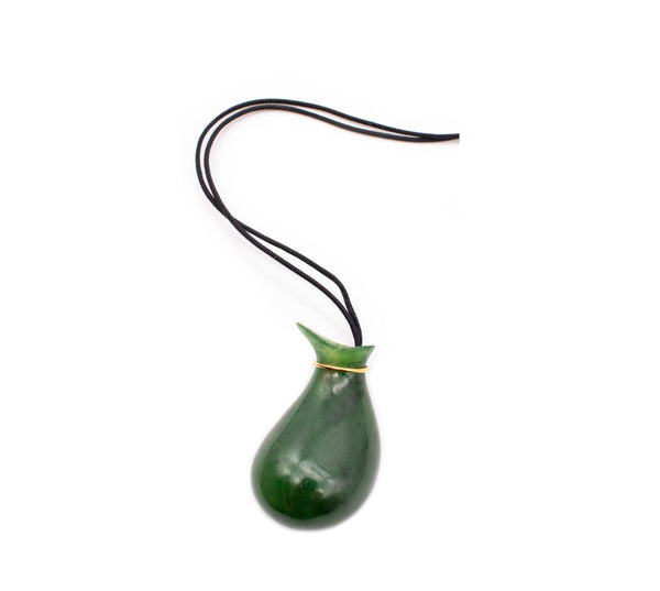 TIFFANY & CO. 1970'S BY ELSA PERETTI 18 KT GOLD PENDANT WITH CARVED NEPHRITE JADE JUG