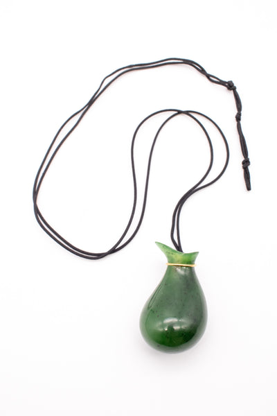 TIFFANY & CO. 1970'S BY ELSA PERETTI 18 KT GOLD PENDANT WITH CARVED NEPHRITE JADE JUG