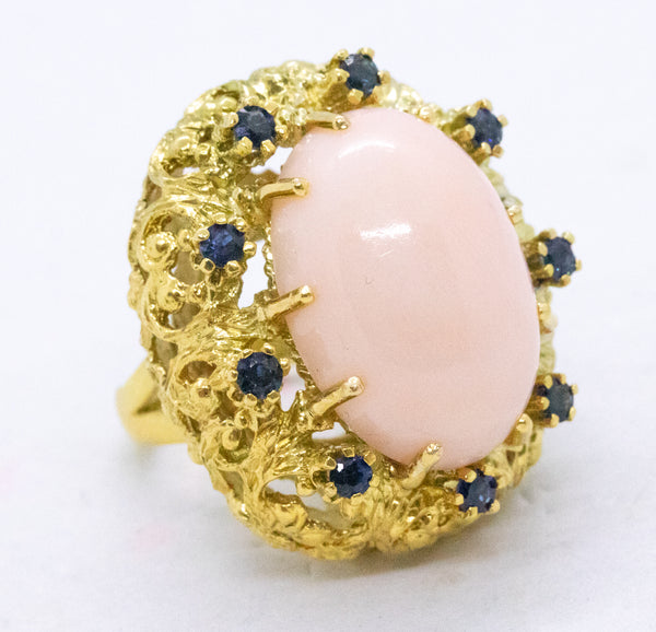 MODERNIST MID CENTURY 18 KT BOMBE COCKTAIL RING WITH 20.72 Cts SAPPHIRES & CORAL