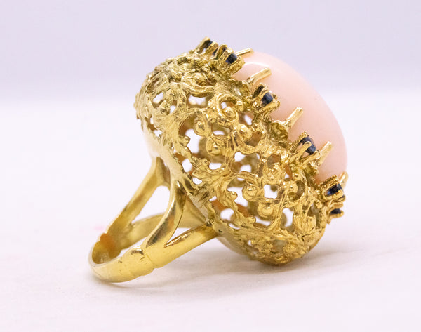 MODERNIST MID CENTURY 18 KT BOMBE COCKTAIL RING WITH 20.72 Cts SAPPHIRES & CORAL