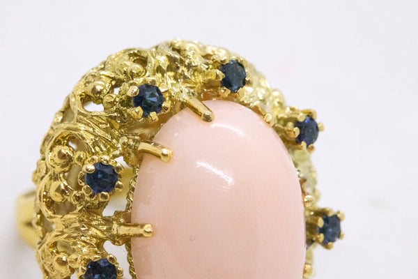 MODERNIST MID CENTURY 18 KT BOMBE COCKTAIL RING WITH 20.72 Cts SAPPHIRES & CORAL