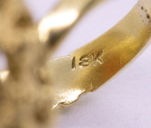 MODERNIST MID CENTURY 18 KT BOMBE COCKTAIL RING WITH 20.72 Cts SAPPHIRES & CORAL