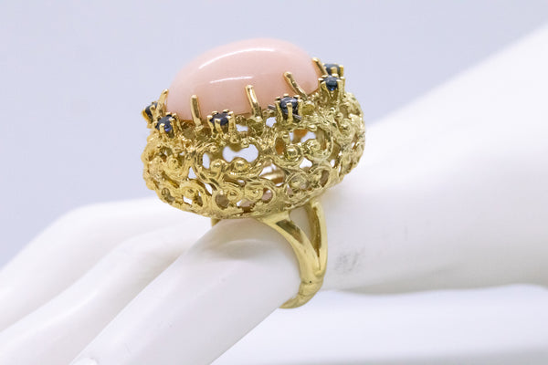 MODERNIST MID CENTURY 18 KT BOMBE COCKTAIL RING WITH 20.72 Cts SAPPHIRES & CORAL