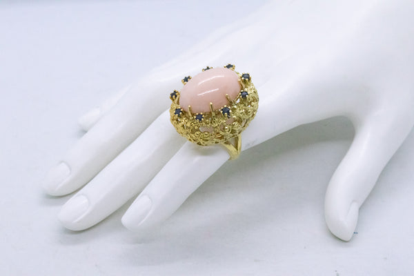 MODERNIST MID CENTURY 18 KT BOMBE COCKTAIL RING WITH 20.72 Cts SAPPHIRES & CORAL