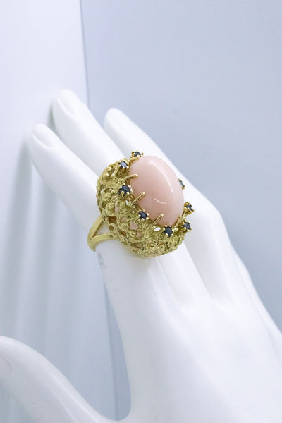 MODERNIST MID CENTURY 18 KT BOMBE COCKTAIL RING WITH 20.72 Cts SAPPHIRES & CORAL