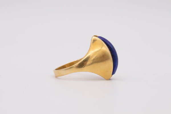 HENKEL GROSSE 1972 GERMANY MODERNIST 18 KT GOLD COCKTAIL RING WITH LAPIS LAZULI