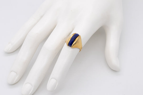 HENKEL GROSSE 1972 GERMANY MODERNIST 18 KT GOLD COCKTAIL RING WITH LAPIS LAZULI
