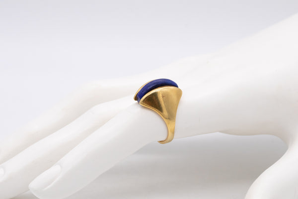 HENKEL GROSSE 1972 GERMANY MODERNIST 18 KT GOLD COCKTAIL RING WITH LAPIS LAZULI