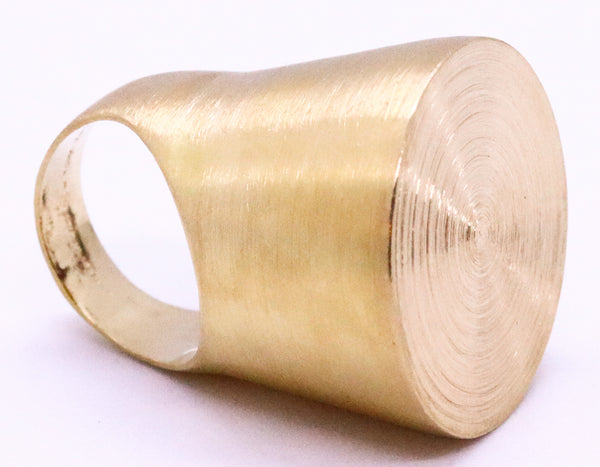 MARK DAVIS, NEW YORK 18 KY YELLOW GOLD BRUSHED RING